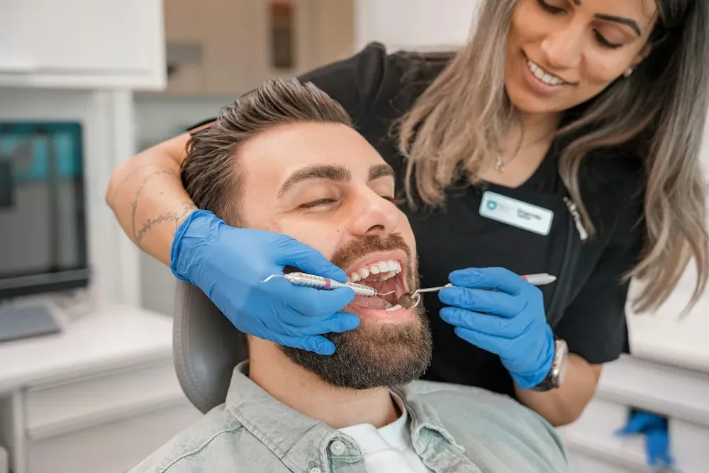 Paciente sonriendo en el sillón dental