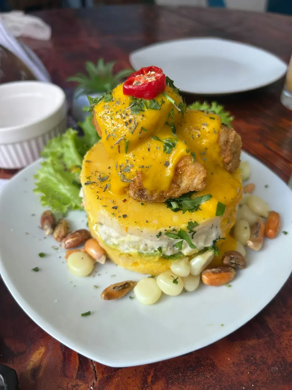 Causa limeña con salsa de ají amarillo