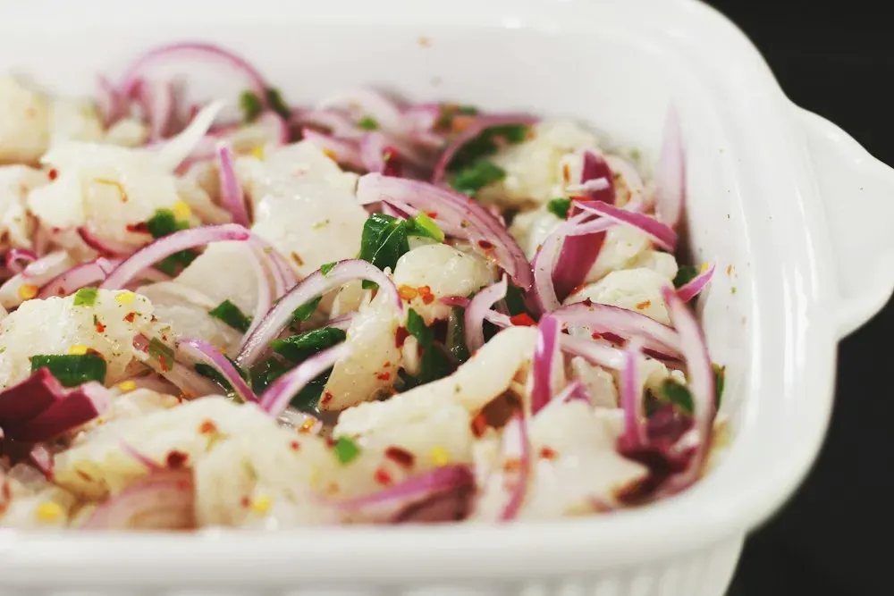 Ceviche clásico con cebolla morada