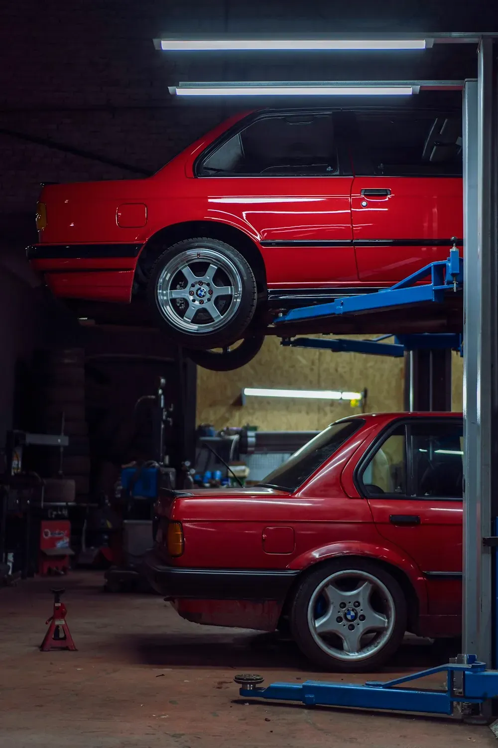 Auto elevado en el taller