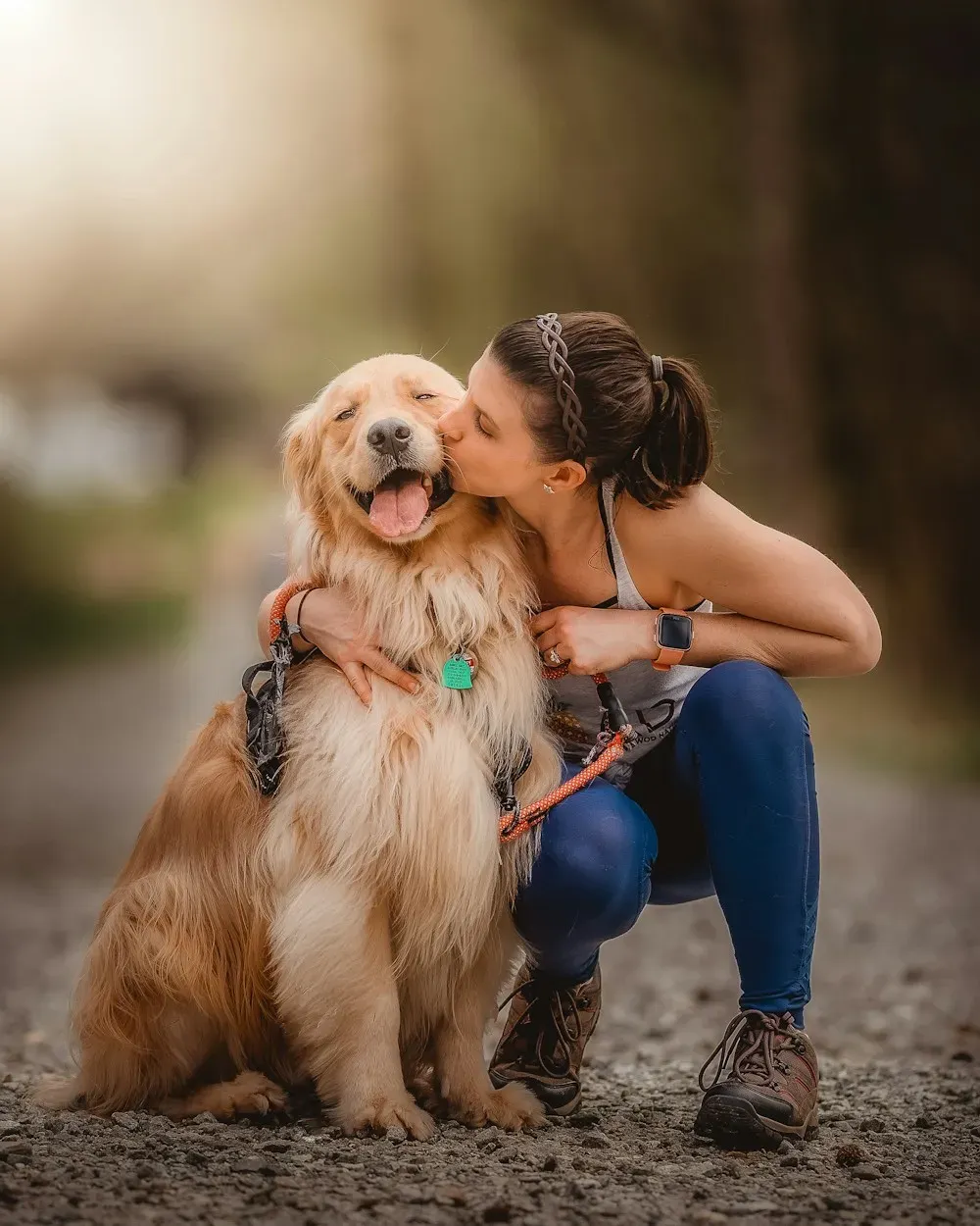 Mujer abrazando a su golden retriever