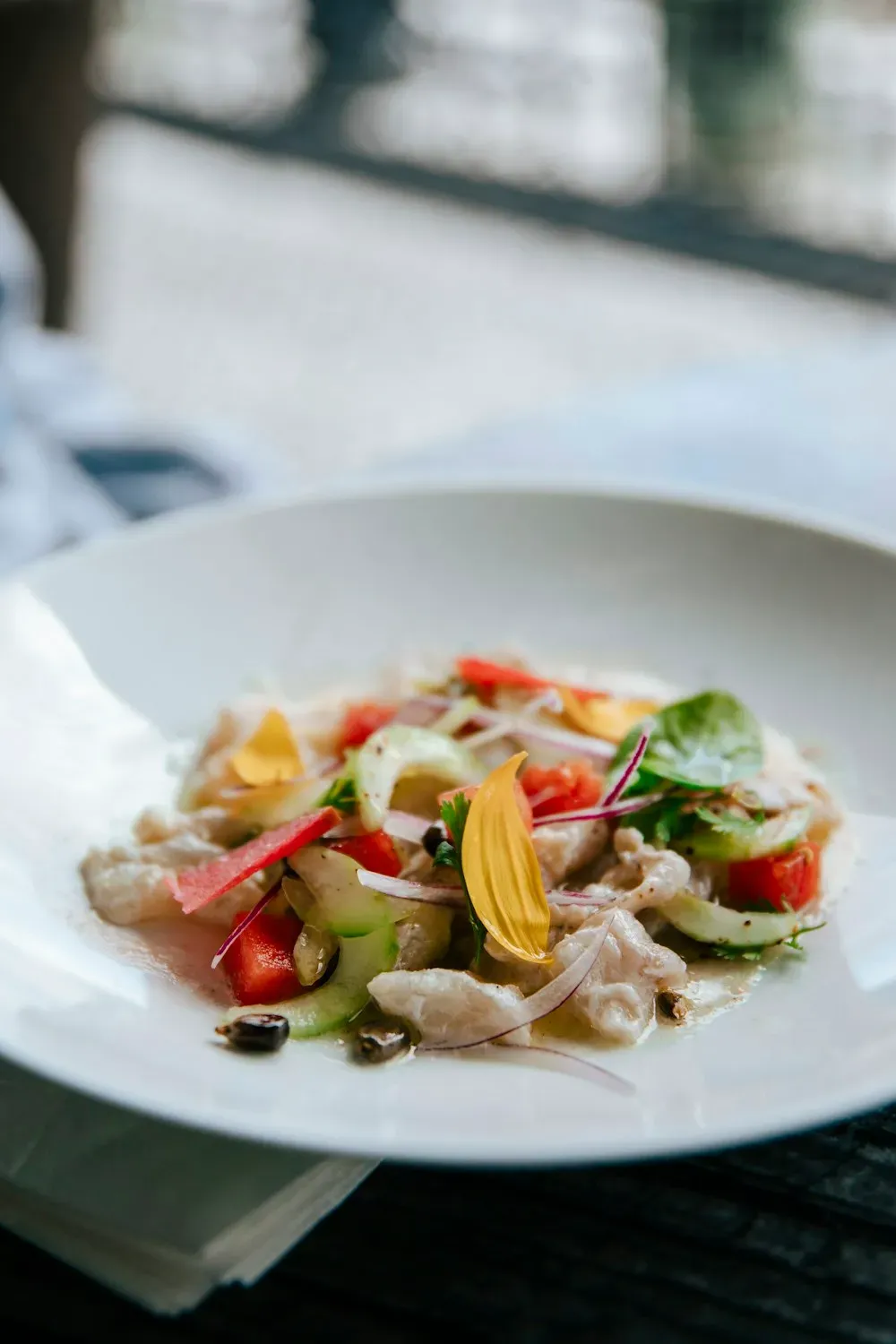Ceviche servido en plato blanco