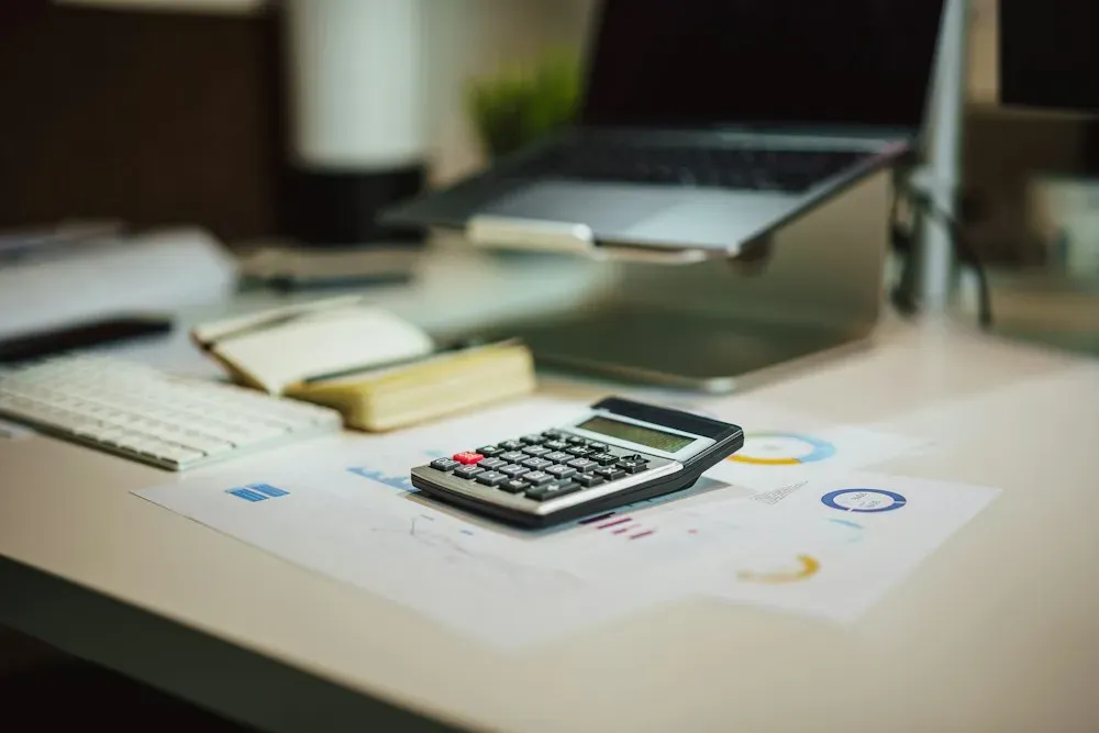 Escritorio con calculadora y reportes