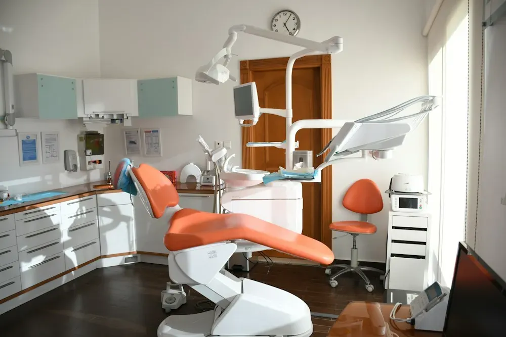 Sillón dental en consultorio moderno