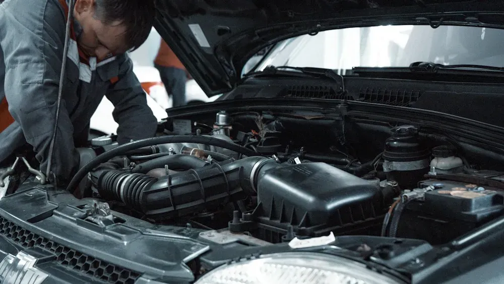 Motor de auto en revisión