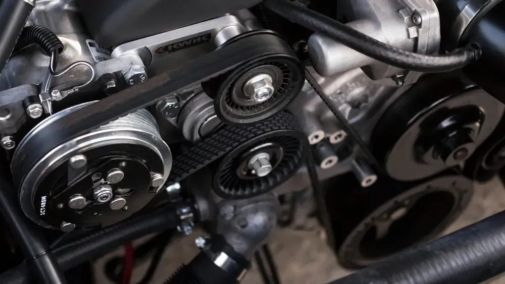 Detalle de correas y poleas del motor