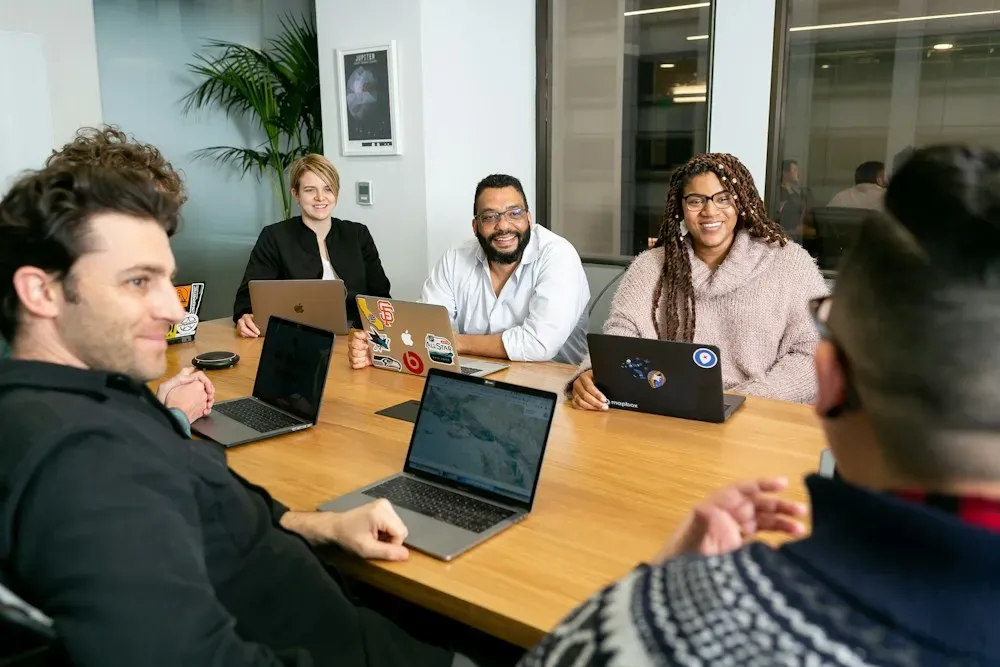 Equipo en reunión de trabajo