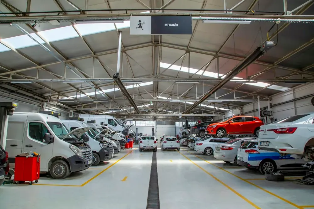 Área de servicio con varios autos