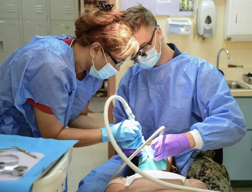 Equipo dental atendiendo a un paciente