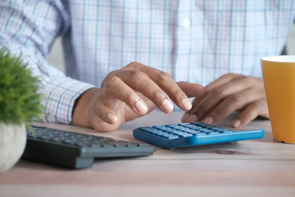 Manos usando una calculadora