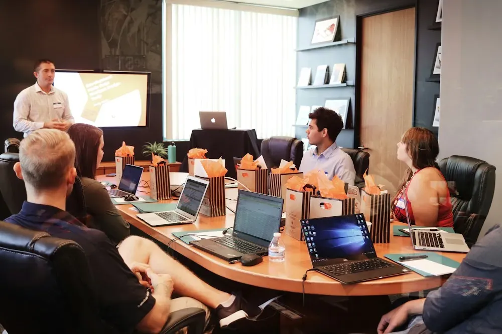 Sala de reuniones con el equipo