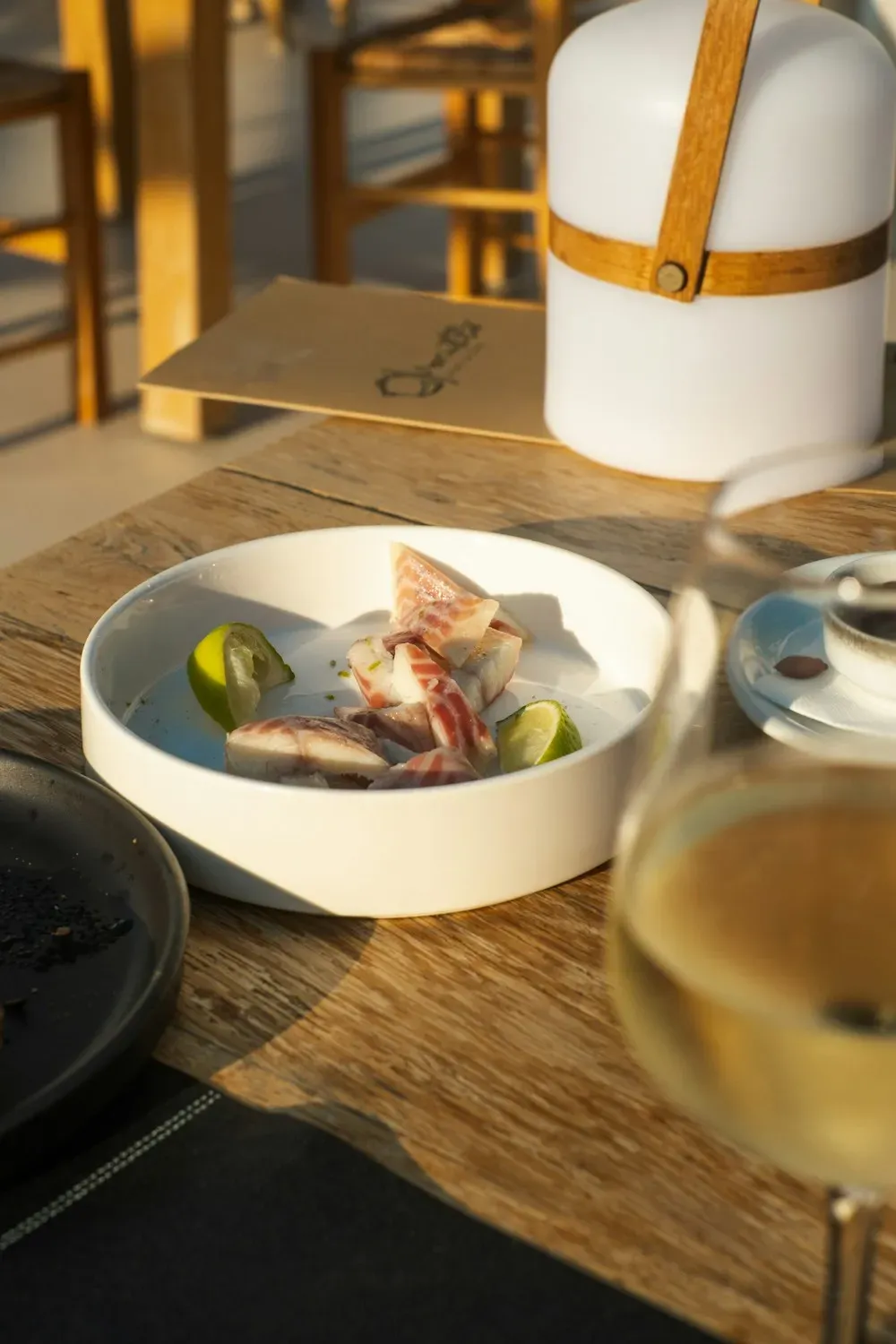 Ceviche en bowl sobre la mesa