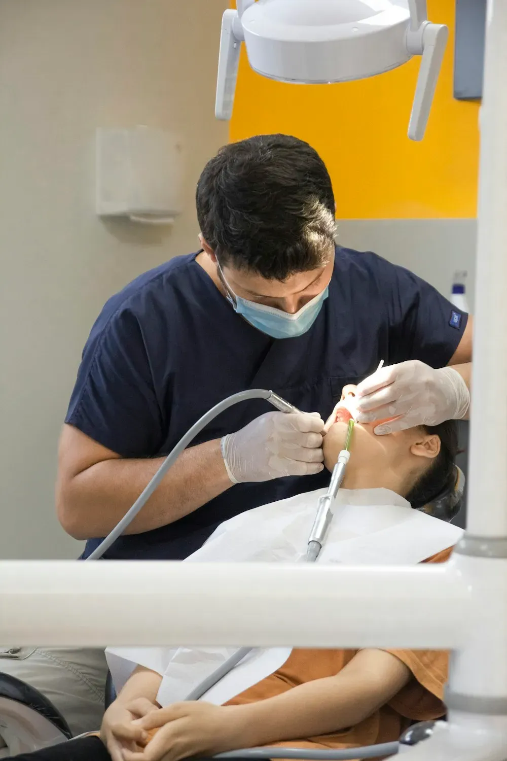 Especialista realizando un tratamiento dental