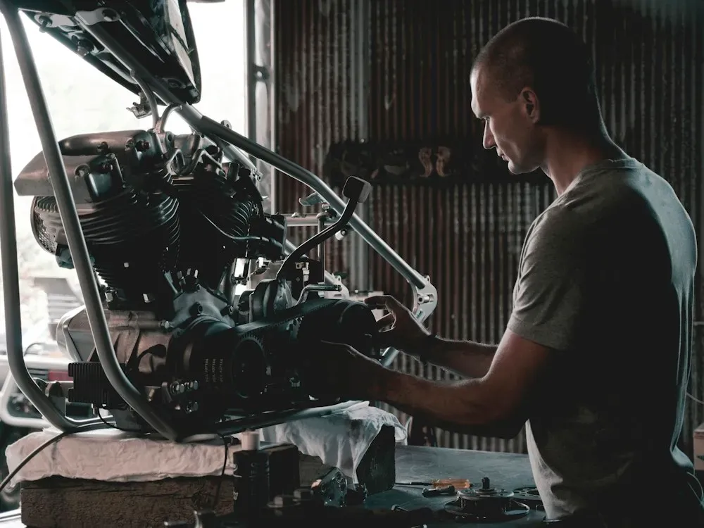 Mecánico reparando un motor