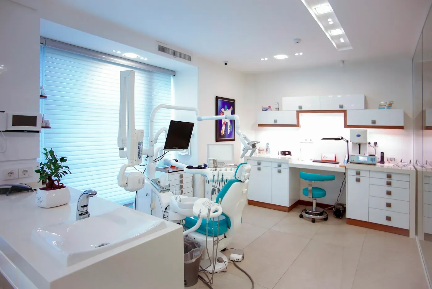 Consultorio dental moderno e iluminado