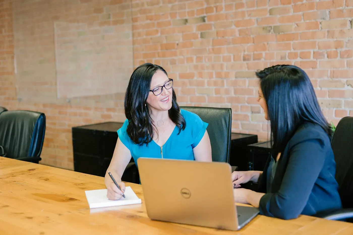Contadoras revisando información con una clienta