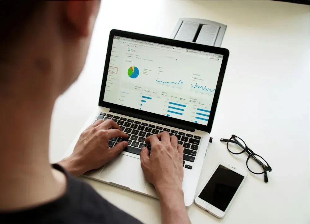 Reporte financiero en una laptop